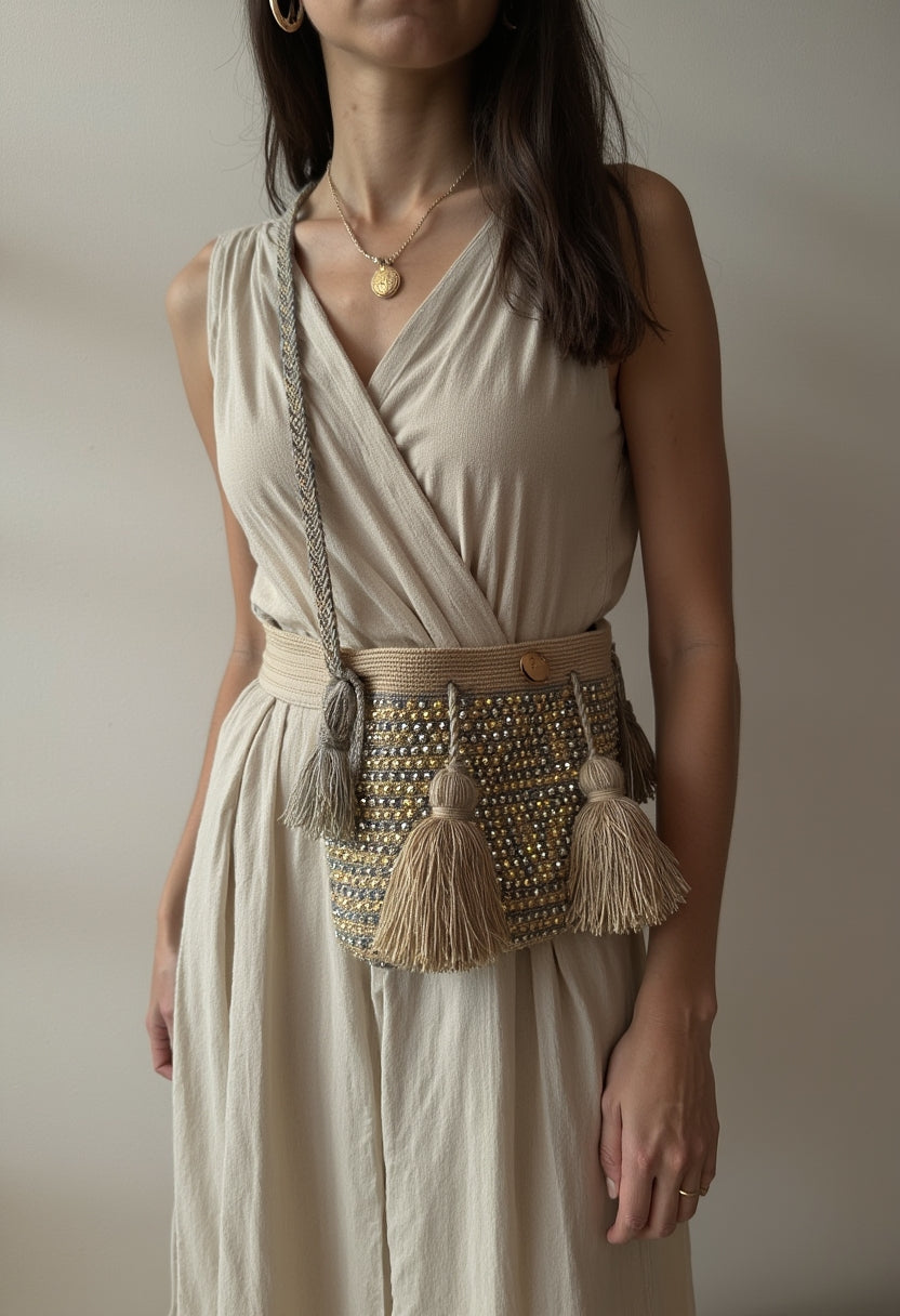 Mochila elegante con tejido dorado y beige, hecha a mano con técnicas tradicionales.
