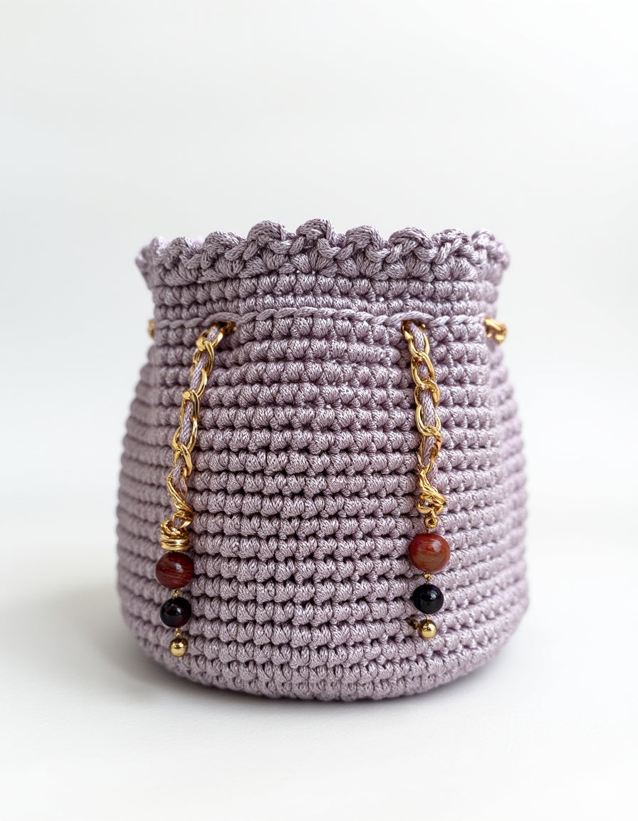 Diseño artesanal femenino, con textura tejida y aplicaciones decorativas.