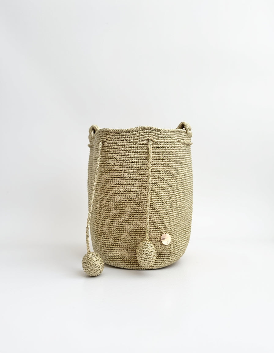 Bolso tejido de color tierra con textura dorada y acabado artesanal de Domenechsa.