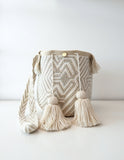 Mochila Nube Perlada Elegante tejida a mano en tonos nude y blanco.