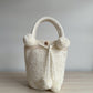 Bolso blanco elegante con perlas incrustadas, hecho a mano por Domenechsa Mochilas.