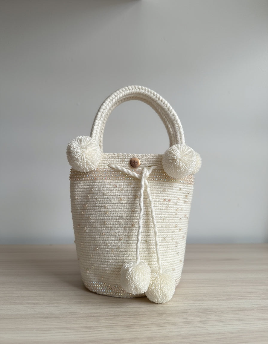 Bolso blanco elegante con perlas incrustadas, hecho a mano por Domenechsa Mochilas.