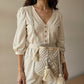Bolso nube perlada con detalles en relieve y bordado a mano.