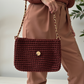 Clutch tejido a mano color burdeos, ideal para eventos.