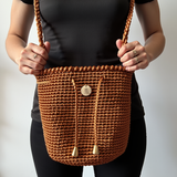Mochila artesanal en color cobre tierra con cadena dorada y cordones