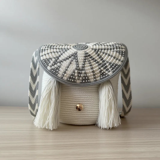 Detalle del tejido blanco y gris en la mochila Perla Imperial de Domenechsa, bolso artesanal con acabado elegante
