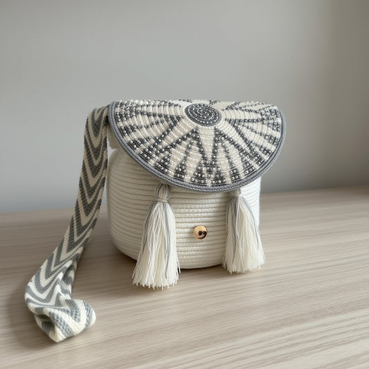 Mochila Perla Imperial de Domenechsa Mochilas en vista lateral, con diseño étnico tejido a mano y correa con patrón zigzag.