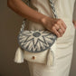 Mochila artesanal Perla Imperial de Domenechsa Mochilas - bolso hecho a mano en blanco y gris con diseño étnico, tapa tejida, borlas decorativas y correa ancha con patrón en zigzag - mochila única estilo boho chic
