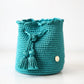 Mochila artesanal Turquesa Esmeralda de Domenechsa, tejida a mano en hilo grueso con borlas decorativas