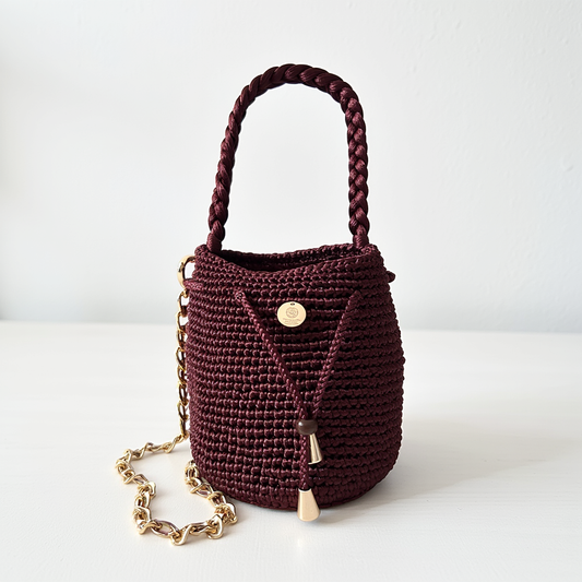 Mochila artesanal color vino con diseño deluxe y cadena dorada elegante – Domenechsa Mochilas

