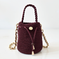 Mochila color vino tinto tejida a mano con cadena dorada elegante – Domenechsa Mochilas