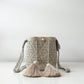 Mochila Aurora Dorada tejida a mano con diseño geométrico en tonos dorado y beige.