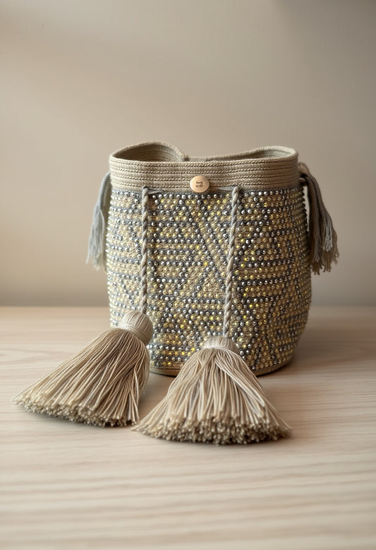 Bolso artesanal con patrón étnico y borlas grandes, diseño exclusivo de Domenechsa.