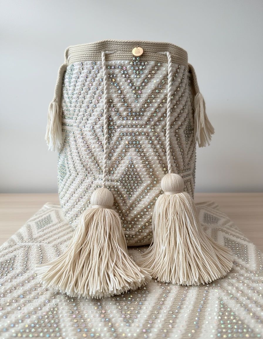 Diseño exclusivo en beige claro con textura de zigzag y borlas decorativas.