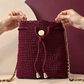 Diseño exclusivo de mochila color vino profundo, perfecta para ocasiones especiales.
