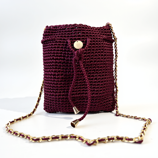Mochila de lujo color vino con detalles dorados y diseño artesanal.
