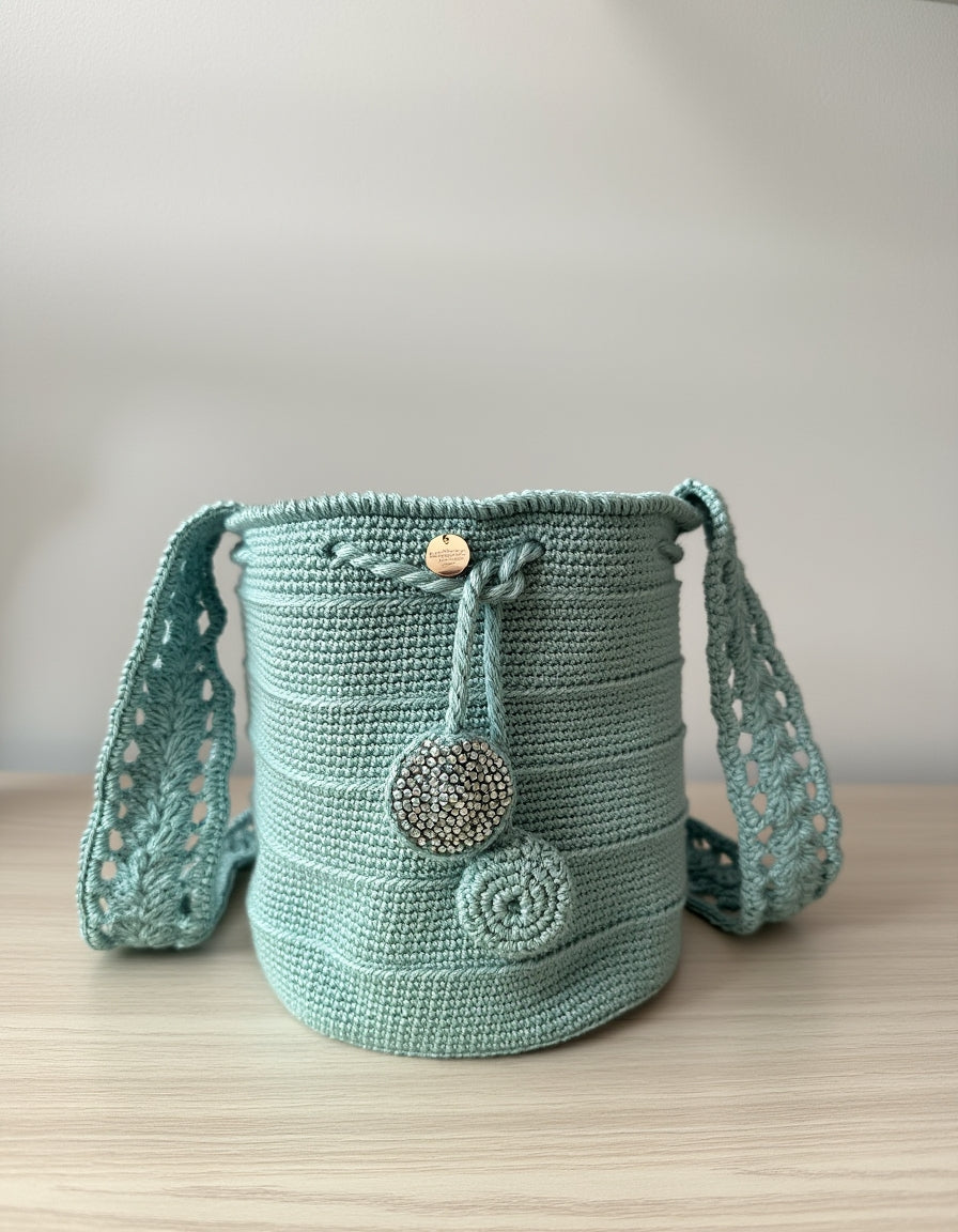 Diseño elegante en crochet color turquesa ideal para outfits veraniegos.