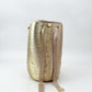 Mochila tejida a mano en tono dorado elegante, estilo imperial, por Domenechsa Mochilas.