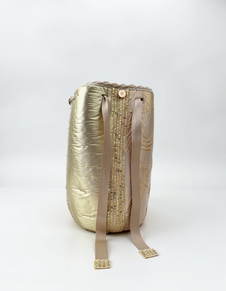 Mochila tejida a mano en tono dorado elegante, estilo imperial, por Domenechsa Mochilas.