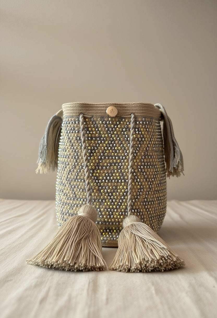 Mochila de diseño Aurora Dorada, perfecta para looks neutros y sofisticados.
