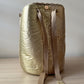Mochila artesanal en tono dorado imperial con cintas satinadas y acabado elegante de Domenechsa.