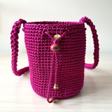 Mochila artesanal fucsia vibrante, tejida a mano con acabados dorados – Domenechsa Mochilas