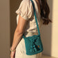 Vista frontal de la mochila Turquesa Esmeralda, bolso artesanal con textura de crochet y estilo boho.