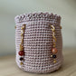 Mochila Lavanda Real tejida a mano con cadena dorada y cuentas decorativas.