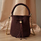 Mochila chic de color burdeos, ideal para eventos o looks sofisticados.