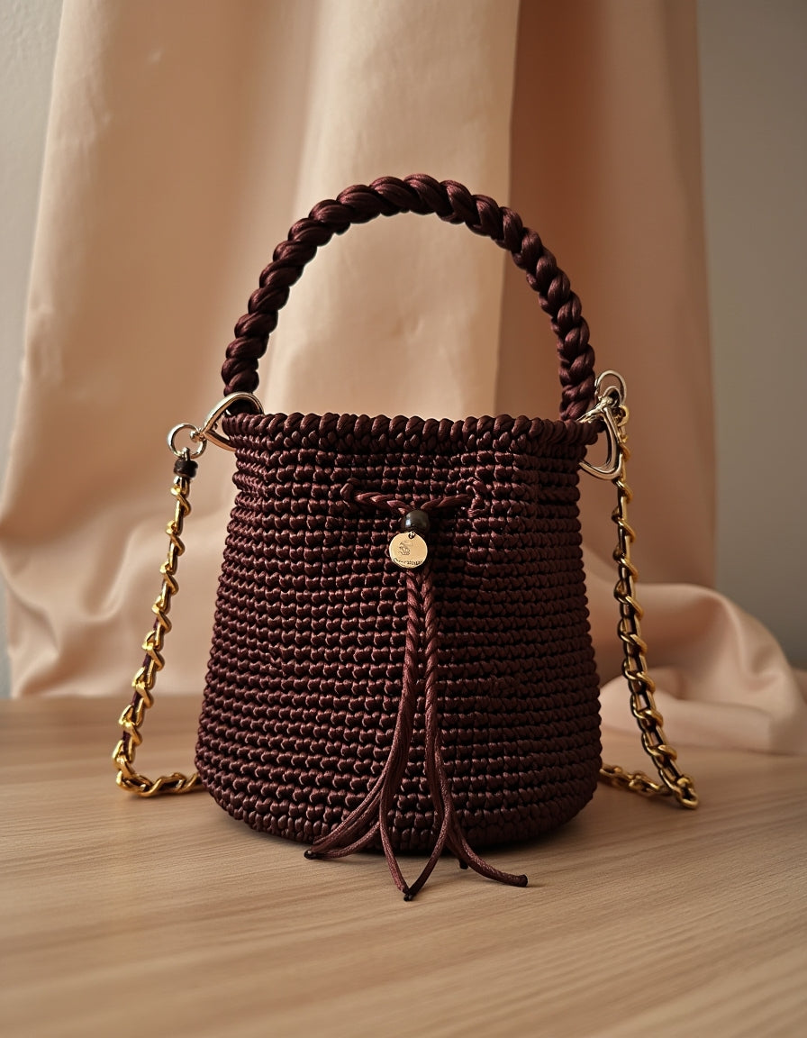 Mochila chic de color burdeos, ideal para eventos o looks sofisticados.