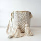 Mochila Nube Perlada Elegante tejida a mano en tonos nude y blanco.