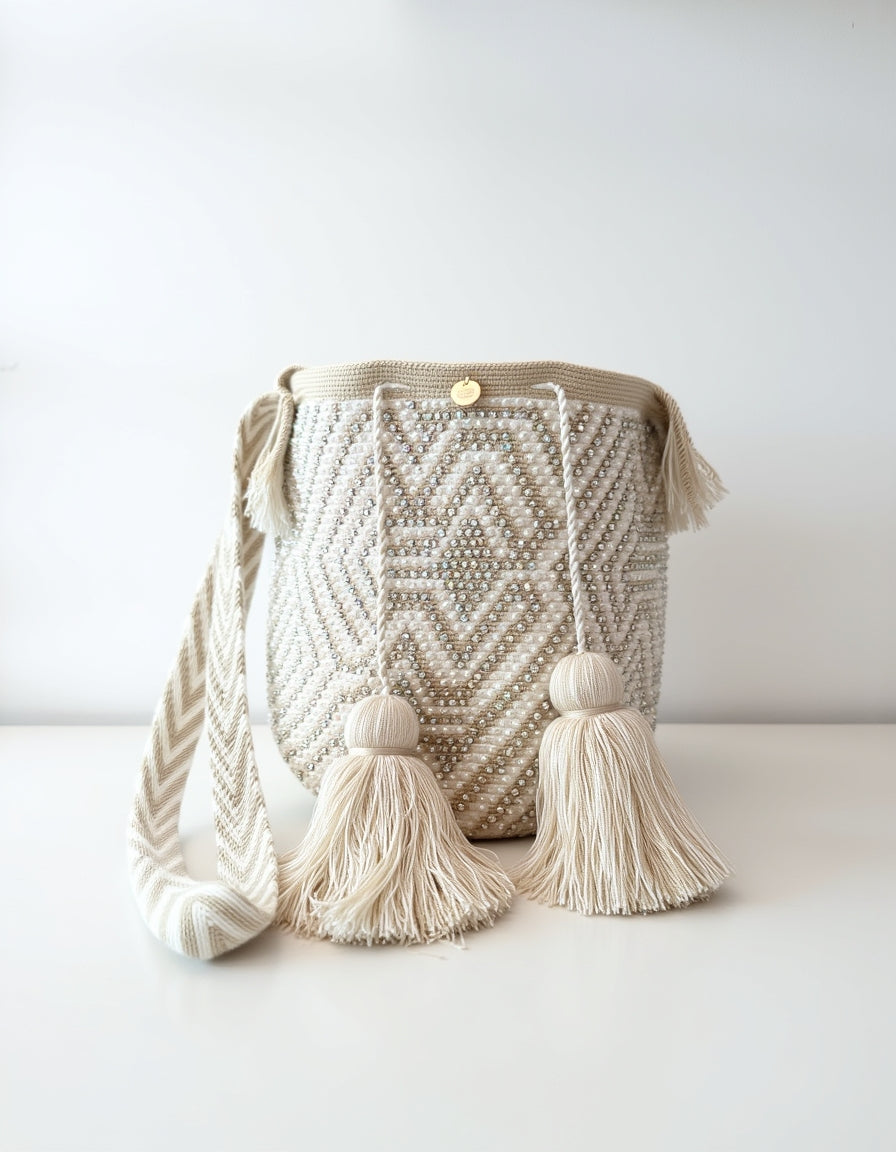 Mochila Nube Perlada Elegante tejida a mano en tonos nude y blanco.