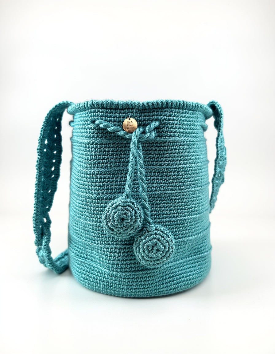 Mochila Domenechsa celeste con decoración central de piedra brillante.