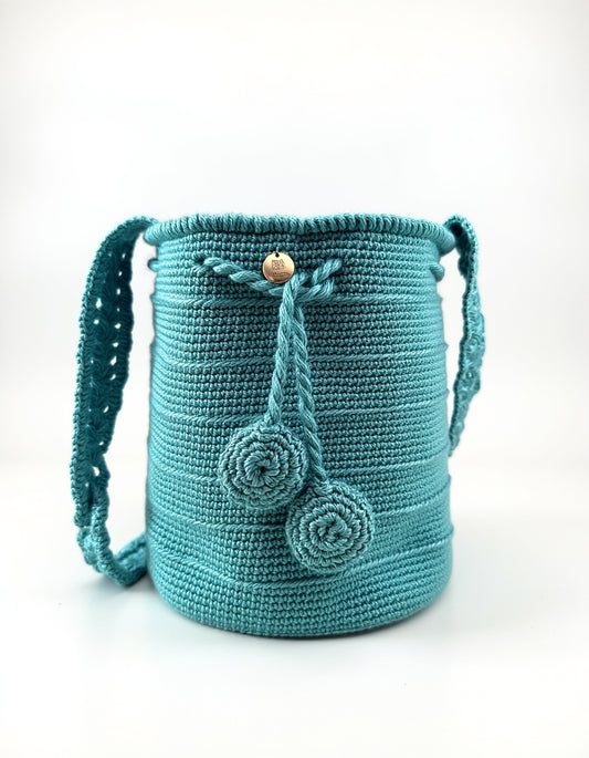 Mochila Domenechsa celeste con decoración central de piedra brillante.