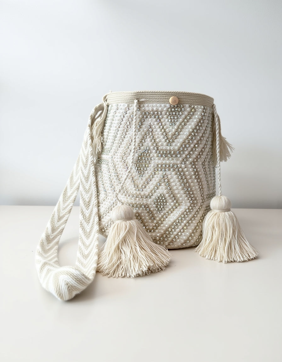 Mochila de lujo con tejido perlado, ideal para looks neutros y sofisticados.