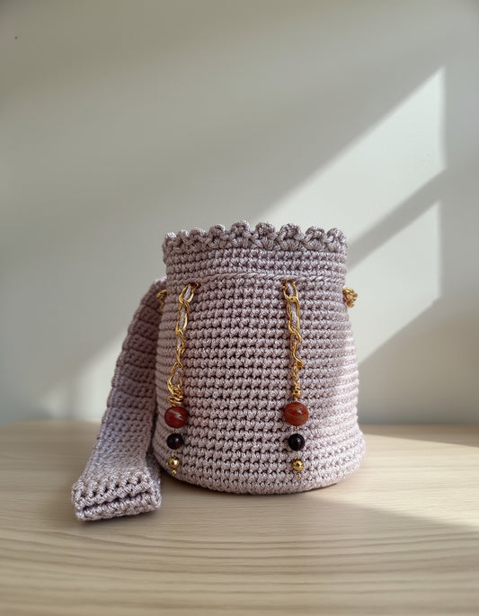 Mochila tejida estilo elegante, ideal para ocasiones especiales o uso diario.